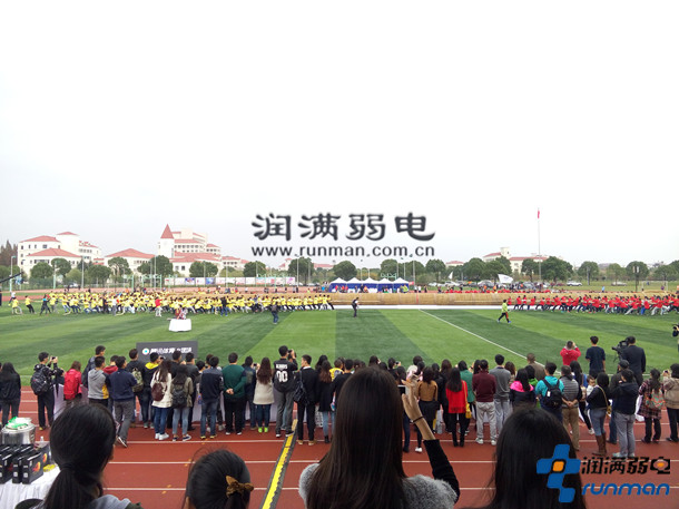 2015上海第一屆高校巨繩拔河比賽現(xiàn)場(chǎng)1