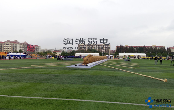 2015上海第一屆高校巨繩拔河比賽現(xiàn)場(chǎng)場(chǎng)地中心的“巨繩”