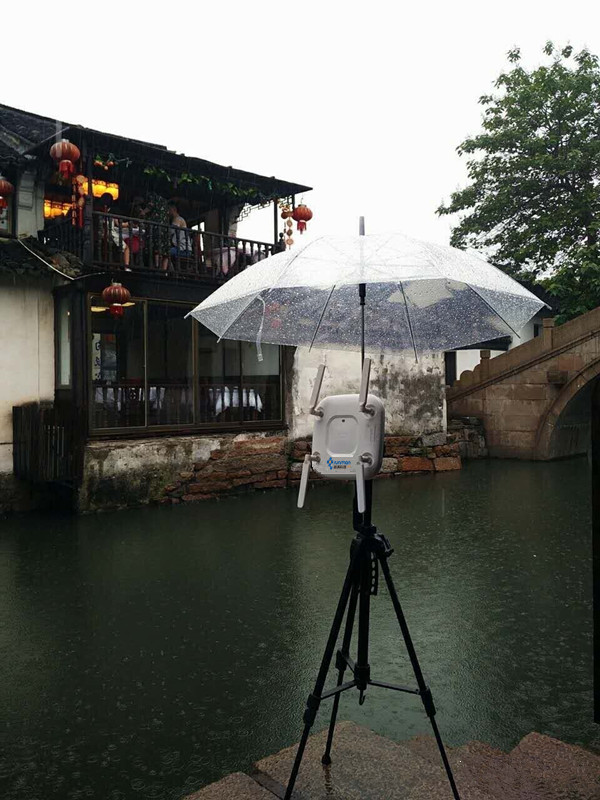 潤滿無線覆蓋技術(shù)團隊為無線AP設(shè)備撐起了小傘